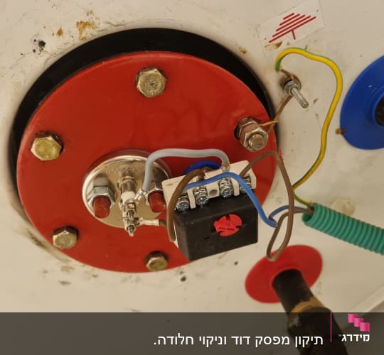חיבורים חשמליים על לוח מתכת עם חוטים צבעוניים